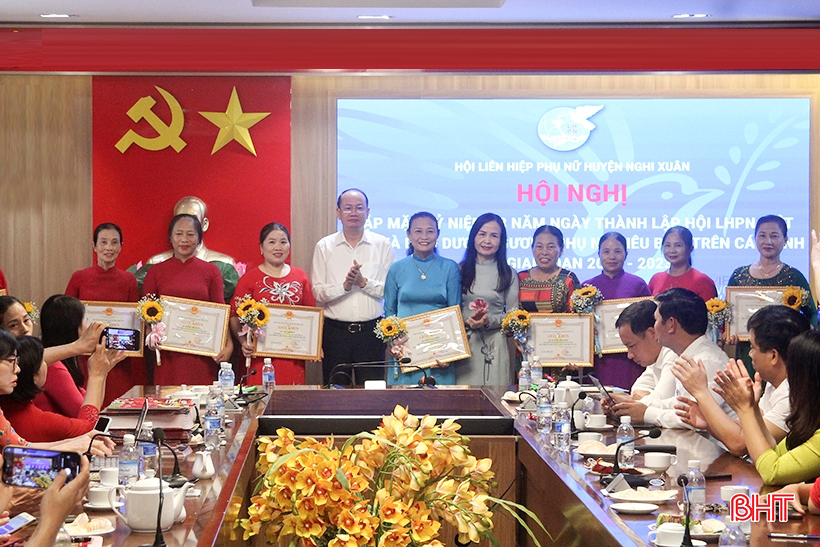 Nghi Xuan honors 26 outstanding female cadres and members