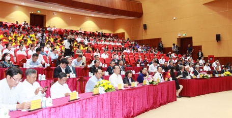 会議には約450人の代表者が出席した。