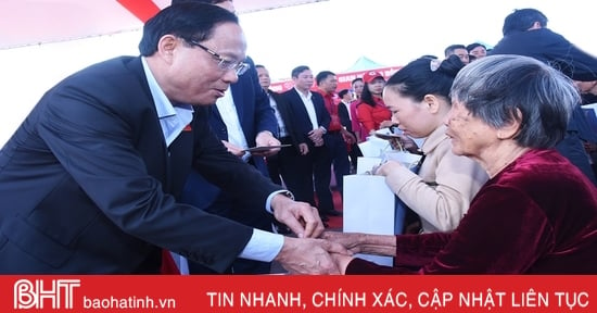 Vice Chairman of the National Assembly attended the program "Spring of the Dragon" in Ha Tinh