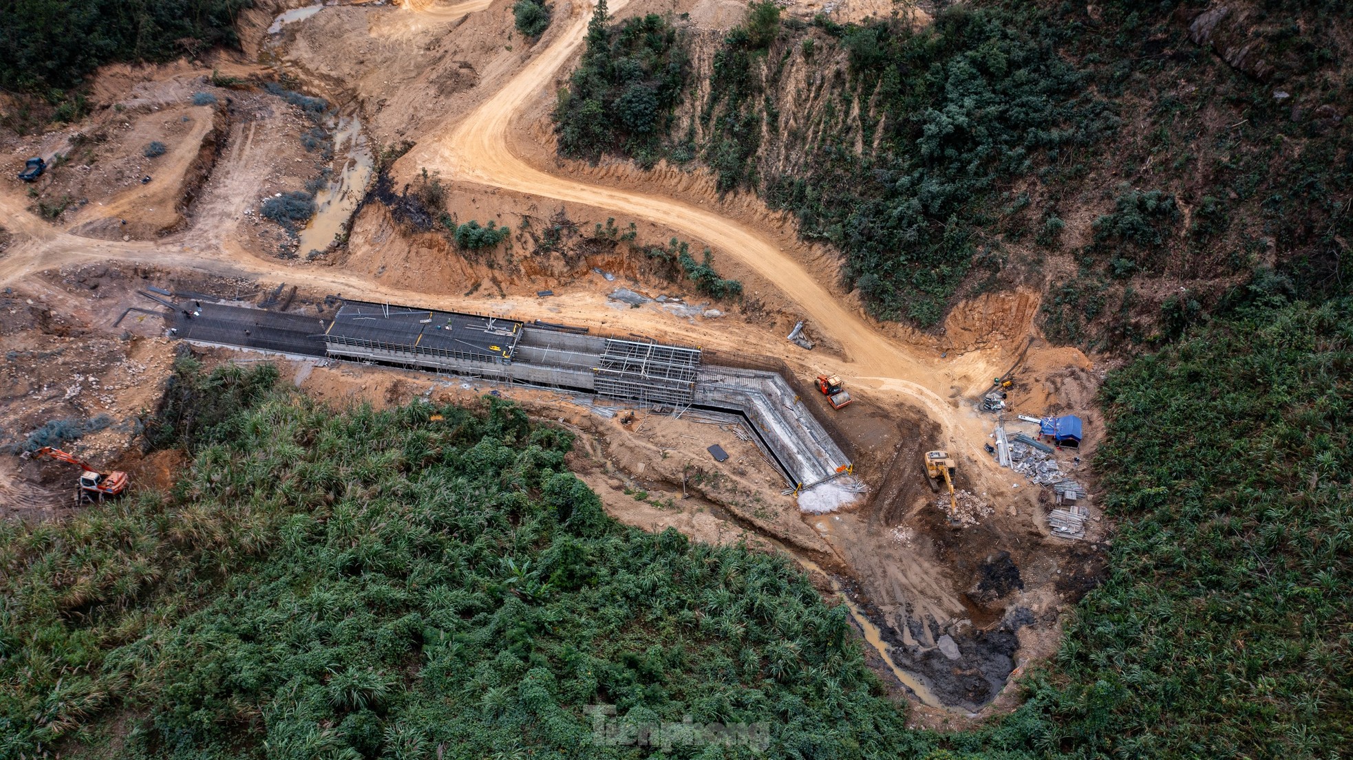 El proyecto de ampliación de carreteras de un billón de dólares en Quang Ninh se construye lentamente, foto 11