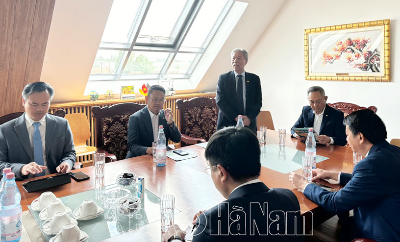 Die Provinzparteisekretärin Le Thi Thuy und die Provinzdelegation arbeiteten mit der vietnamesischen Botschaft in der Bundesrepublik Deutschland zusammen.