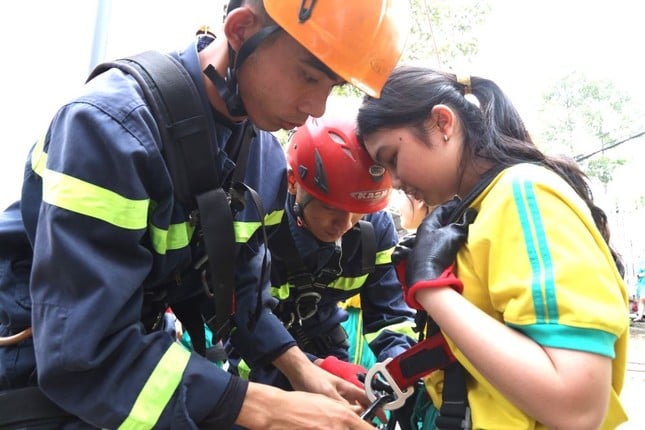 Jóvenes 'bomberos' se balancean en cuerdas, trepan edificios altos para combatir incendios y rescatar víctimas, foto 2