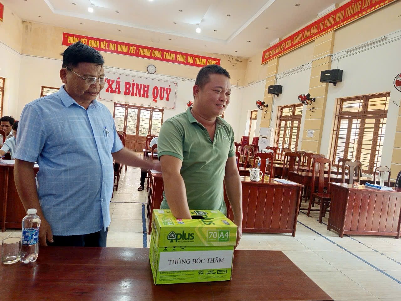 นาย เล คัค จุง จับฉลากเพื่อขอที่ดินสำหรับตั้งถิ่นฐานใหม่ ภาพถ่าย: BIEN THUC