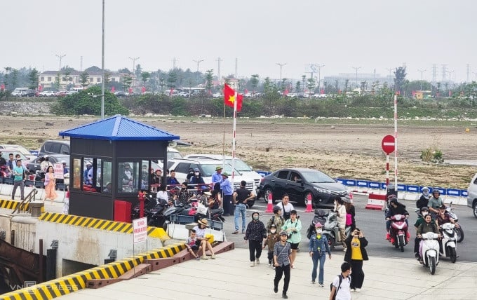 Mehr als einen Kilometer vom Fährterminal entfernt, stauten sich die Autos nahe dem Eingang zur Seilbahnstation. Foto von : Le Tan