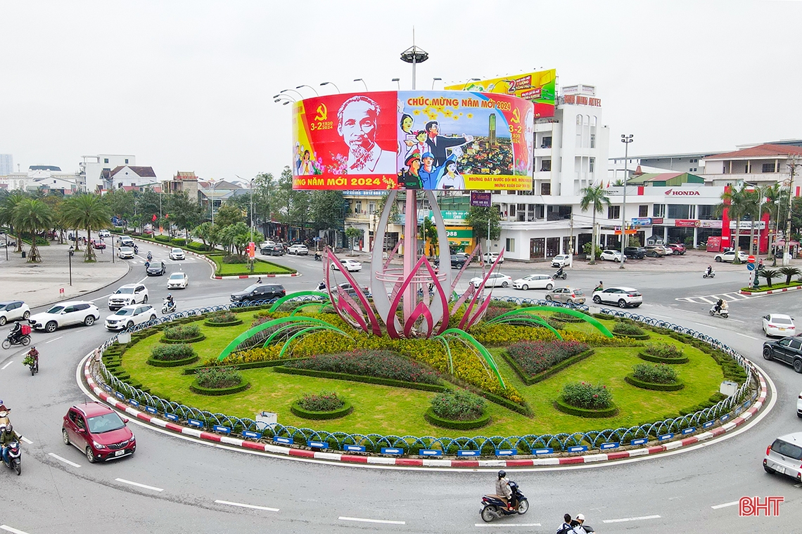 Las calles de Ha Tinh se iluminan con banderas y flores para celebrar el 94º aniversario de la fundación del Partido.