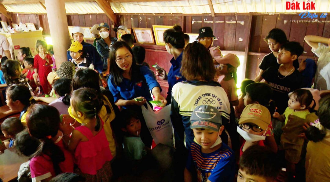 Dak Lak Newspaper gives Mid-Autumn gifts to children in sister villages