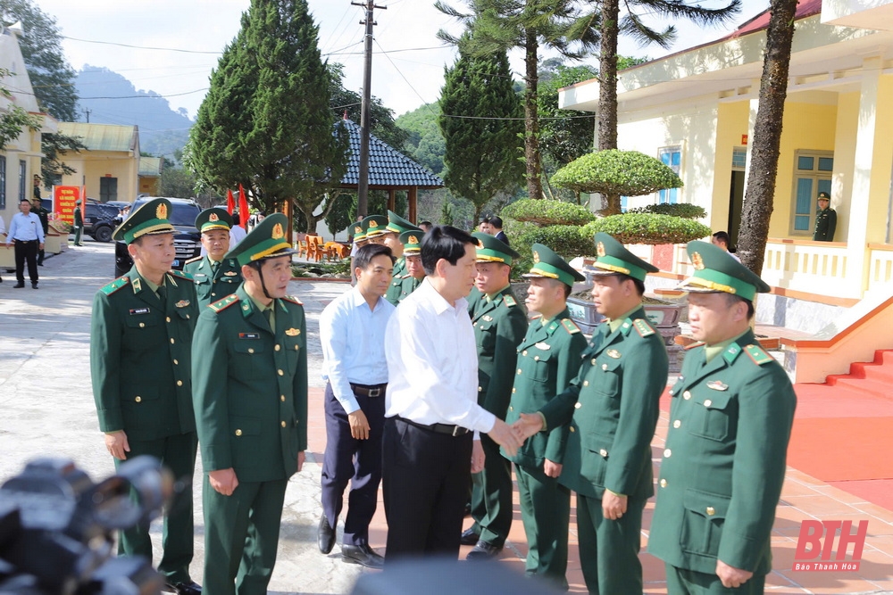 Le président Luong Cuong visite, offre des cadeaux aux familles politiques et encourage les officiers et les soldats du poste frontière de Bat Mot