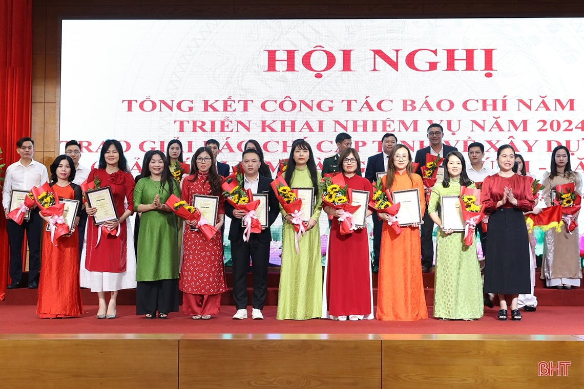 Ha Tinh awarded 27 works that won the 2023 Golden Hammer and Sickle Award