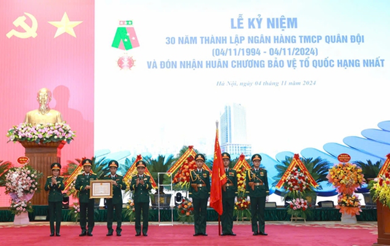 General Phan Van Giang, Politburo member, Deputy Secretary of the Central Military Commission, Minister of National Defense, awarded the First Class Fatherland Protection Medal to the Military Bank.