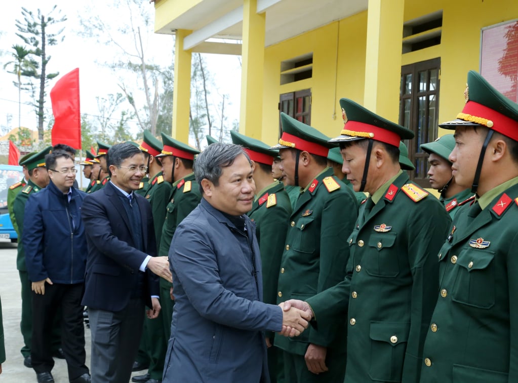 Đồng chí Bí thư Tỉnh ủy và các đồng chí trong Thường trực Tỉnh ủy kiểm tra, động viên cán bộ chiến sỹ Tiểu đoàn đảo Cô Tô, Lữ đoàn phòng thủ đảo 242.