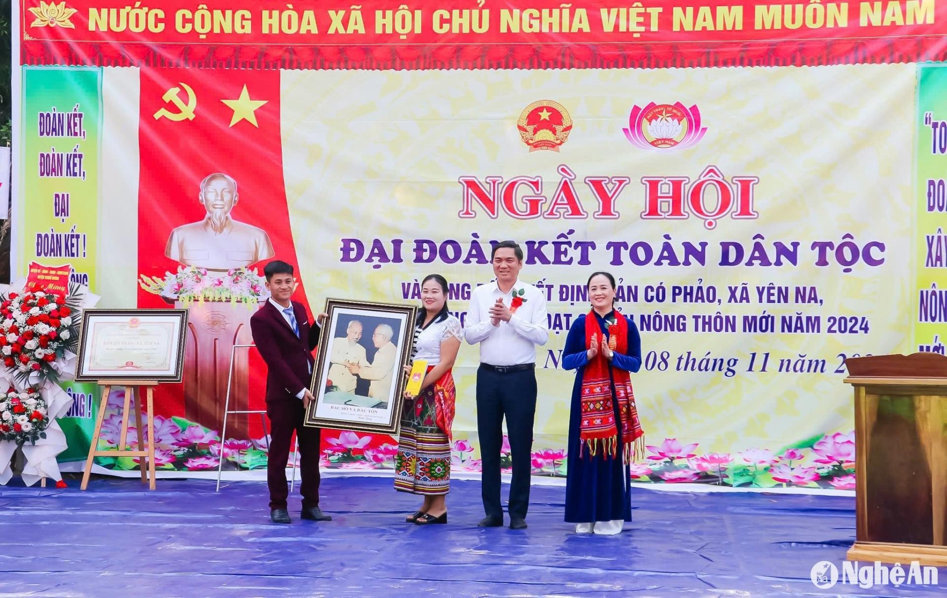 Phó Bí thư Thường trực Tỉnh ủy Hoàng Nghĩa Hiếu chung vui Ngày hội Đại đoàn kết với người dân huyện Tương Dương