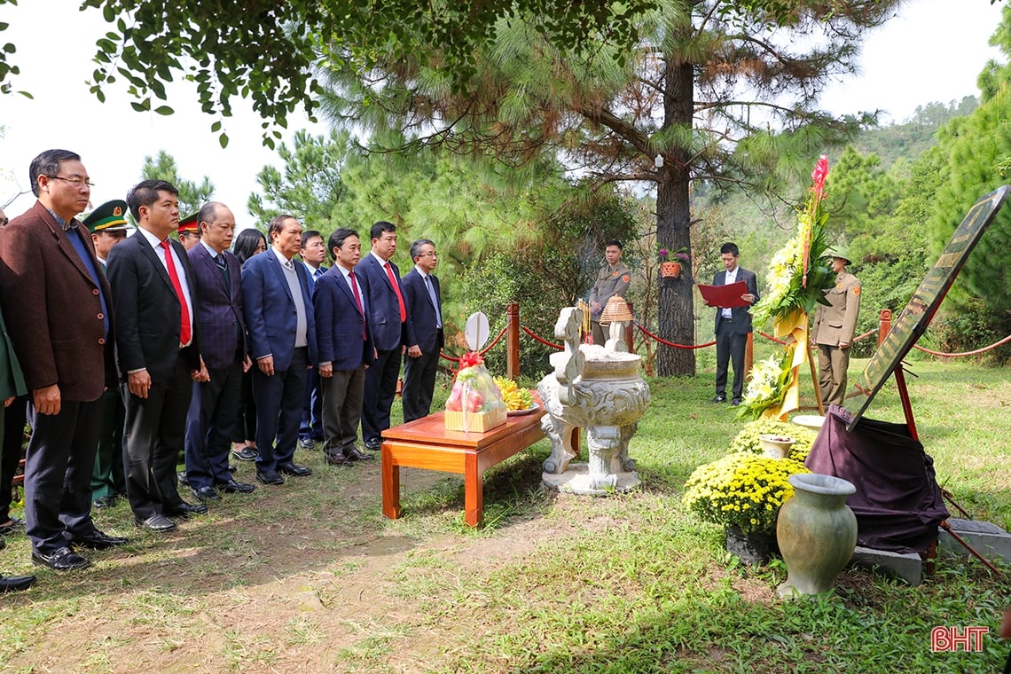 Ha Tinh leaders offer incense at red addresses on the occasion of the 94th anniversary of the Party's founding