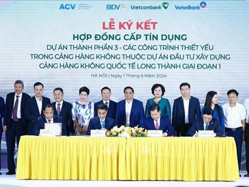 Prime Minister attends the signing ceremony of the contract to grant 1.8 billion USD for Long Thanh airport project