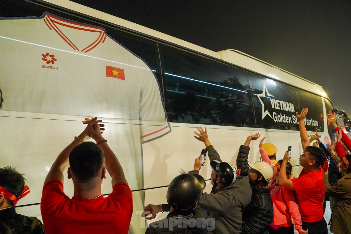 Menschenmassen „stürmen“ um das Viet-Tri-Stadion, um den Sieg Vietnams über Thailand zu feiern. Foto 10