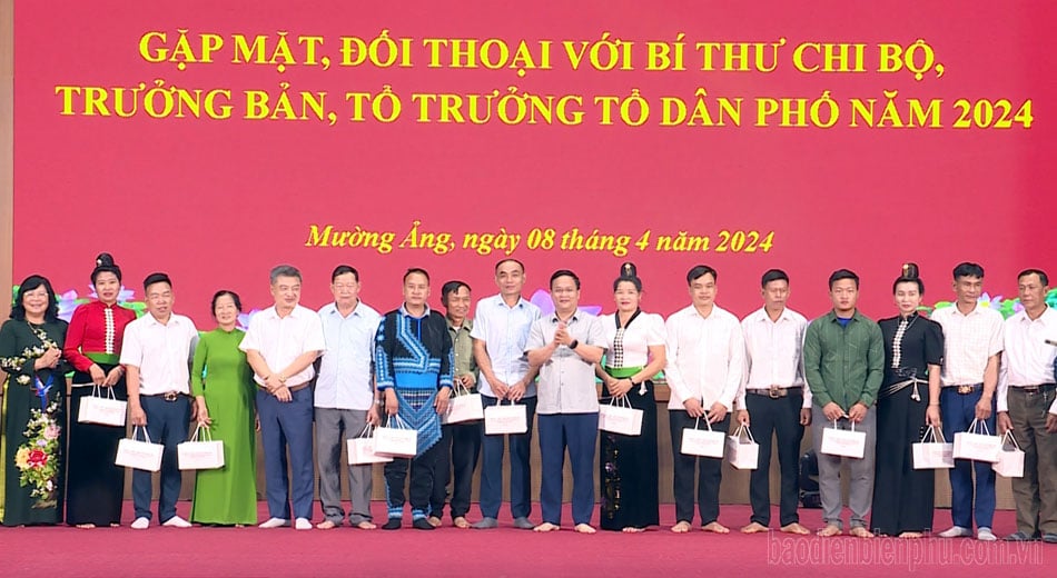 Muong Ang meets with Party cell secretaries, village chiefs, and residential group leaders in the area