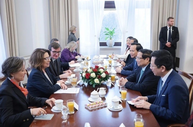 prime-minister-of-vietnam-poland.jpg