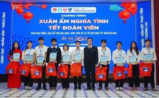 Nhận học bổng cận tết, sinh viên nghèo xúc động ‘có thêm tiền để phụ giúp mẹ’- Ảnh 2.