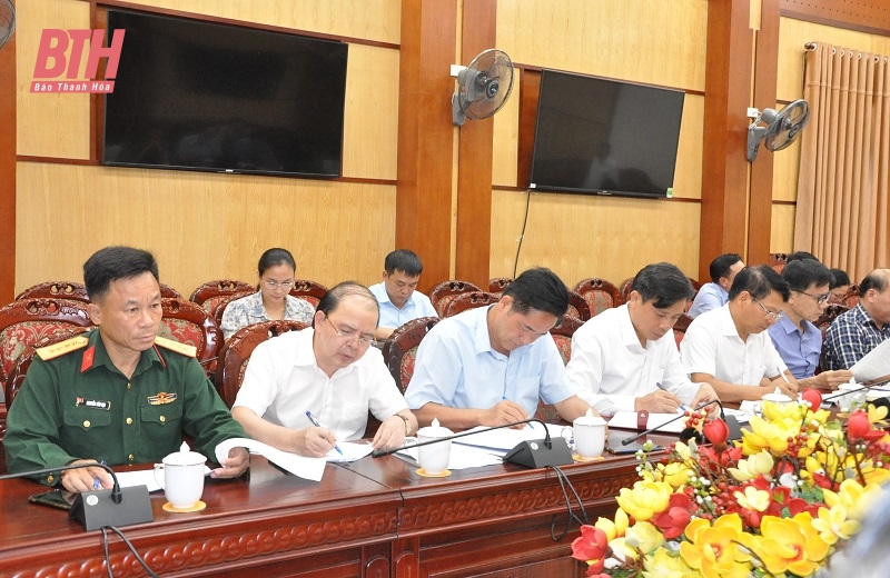 Implementar sincrónicamente soluciones para mejorar la efectividad del desarrollo turístico en la provincia de Thanh Hoa.