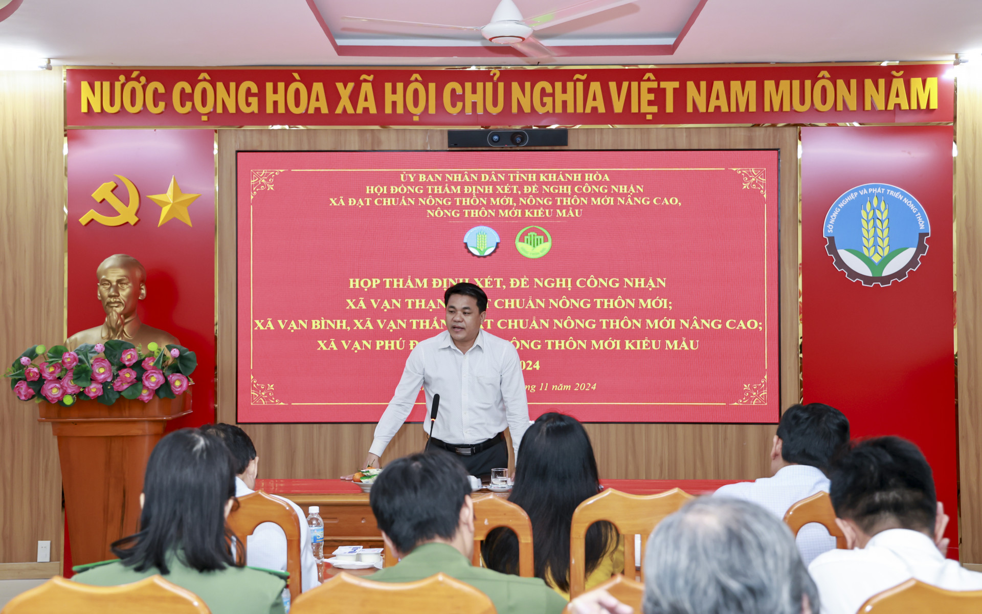 Nguyen Duy Quang 씨가 회의를 주재했습니다.