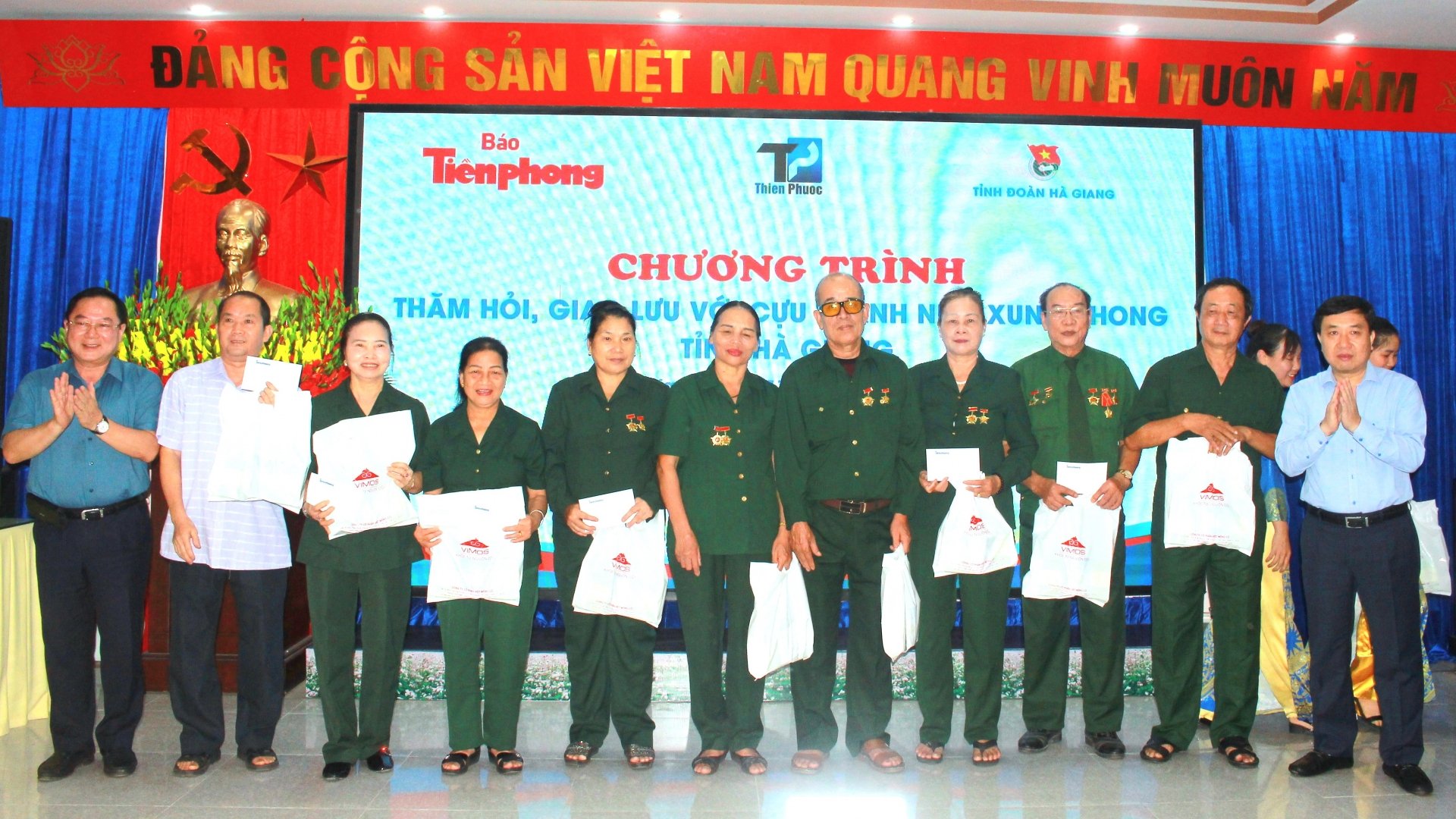 Le secrétaire provincial par intérim du Parti, Nguyen Manh Dung, et le rédacteur en chef du journal Tien Phong, Le Xuan Son, ont offert des cadeaux aux anciens jeunes volontaires de la province.