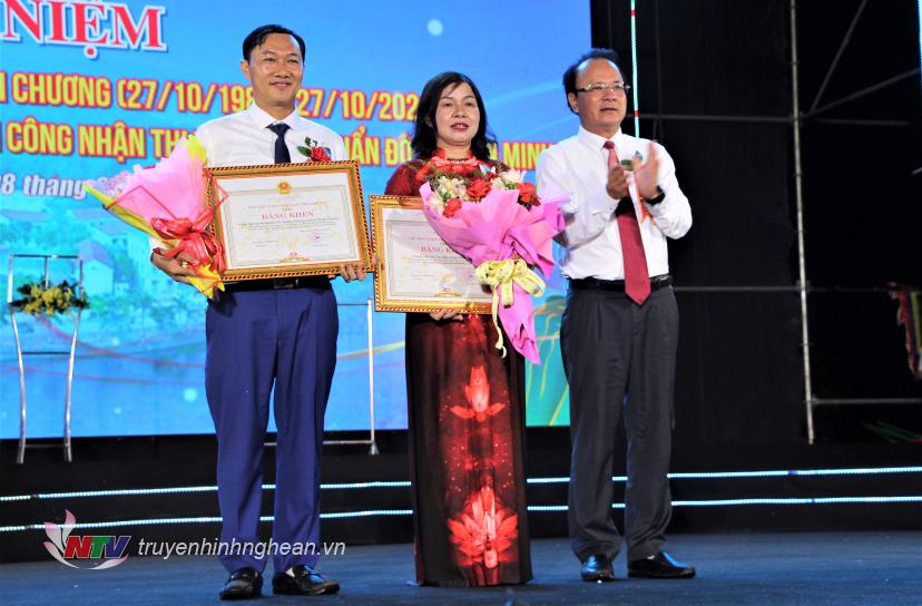 El camarada Nguyen Nam Dinh, miembro del Comité Permanente del Partido Provincial, vicepresidente permanente del Consejo Popular Provincial, entregó certificados de mérito del Comité Popular Provincial a dos colectivos.