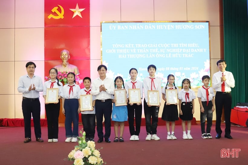 Cérémonie de remise des prix du concours « Découvrir la vie et la carrière du grand médecin Hai Thuong Lan Ong Le Huu Trac »