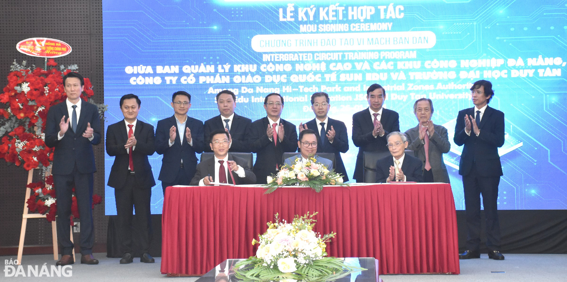 Minister of Science and Technology Huynh Thanh Dat; Secretary of Da Nang City Party Committee Nguyen Van Quang; Deputy Minister of Information and Communications Nguyen Huy Dung; Chairman of Da Nang City People's Committee Le Trung Chinh signed a three-way cooperation agreement on training in microchip and semiconductor design. Photo: HOANG HIEP - THU HA