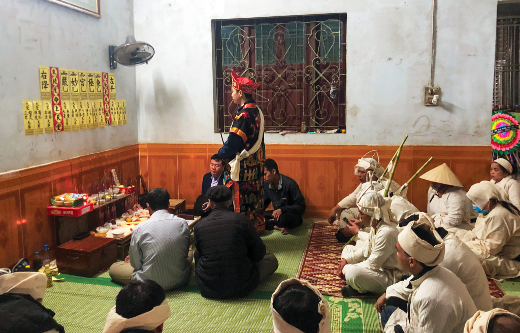 Un rituel lors d'un enterrement Tay.          Photo : Minh Anh