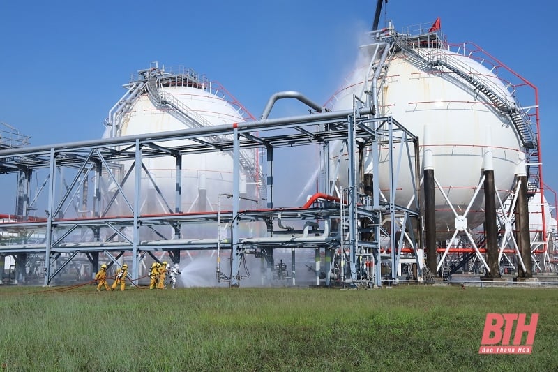 Exercice de lutte contre les incendies et de sauvetage à la raffinerie et à l'usine pétrochimique de Nghi Son