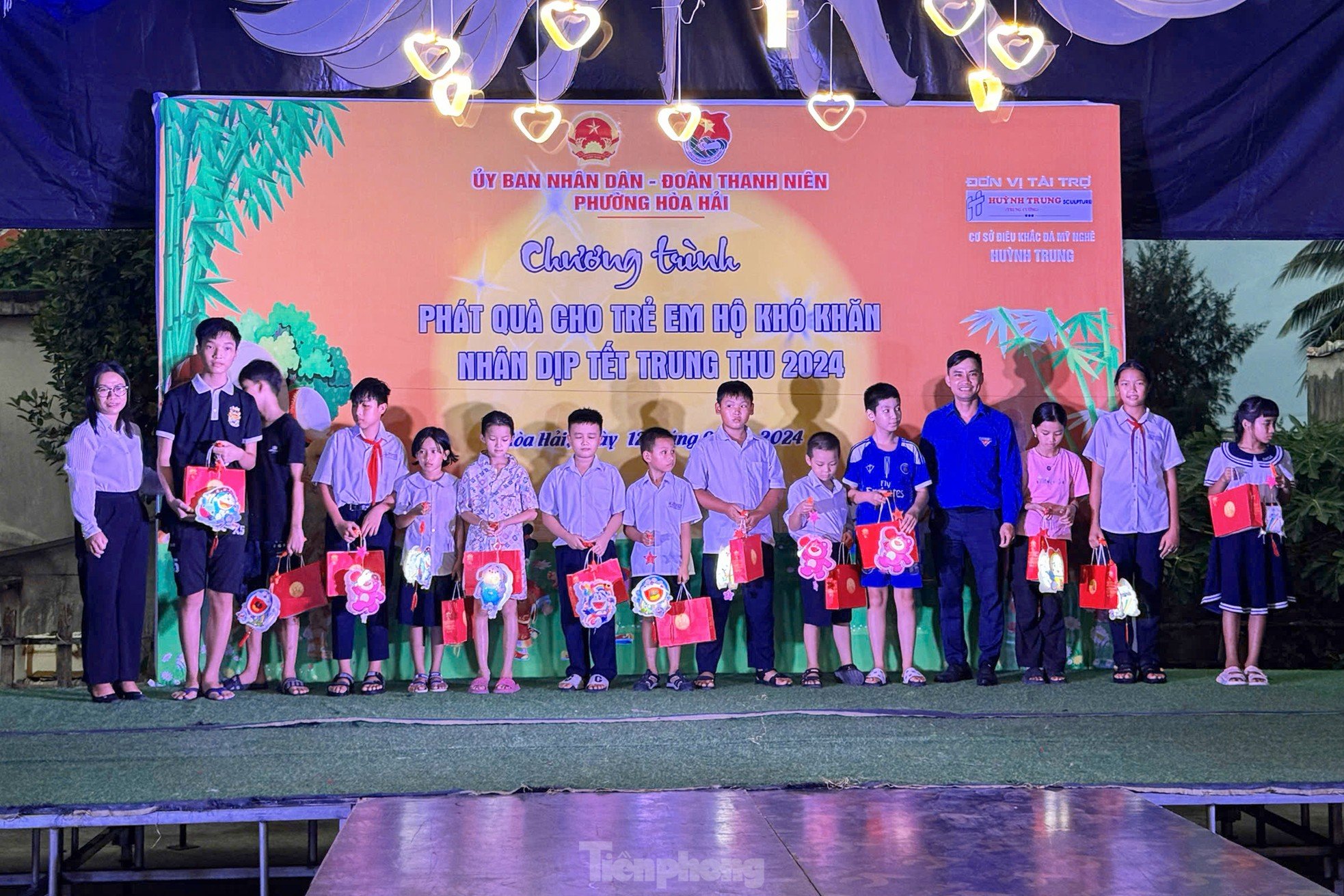 Mme Hang et M. Cuoi en « chemise verte » apportent la fête de la mi-automne aux enfants malades et aux enfants défavorisés photo 7