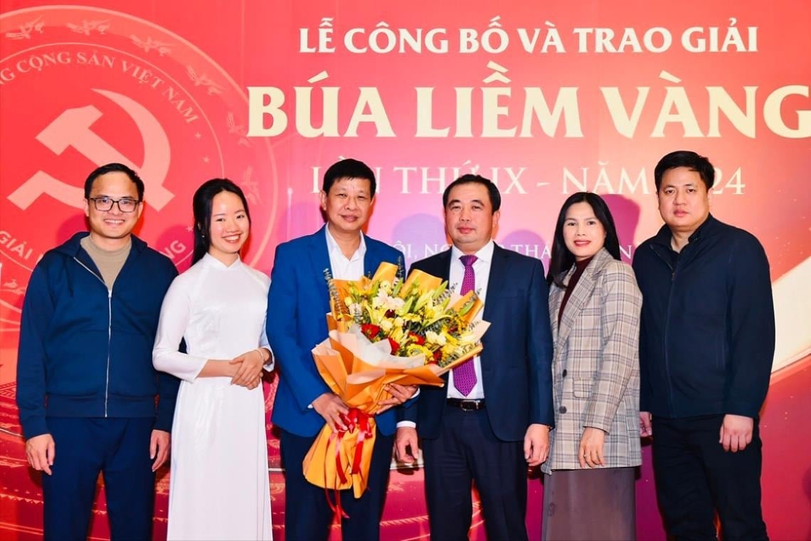 Hai Duong Newspaper received the excellent collective award at the 9th Golden Hammer and Sickle Award