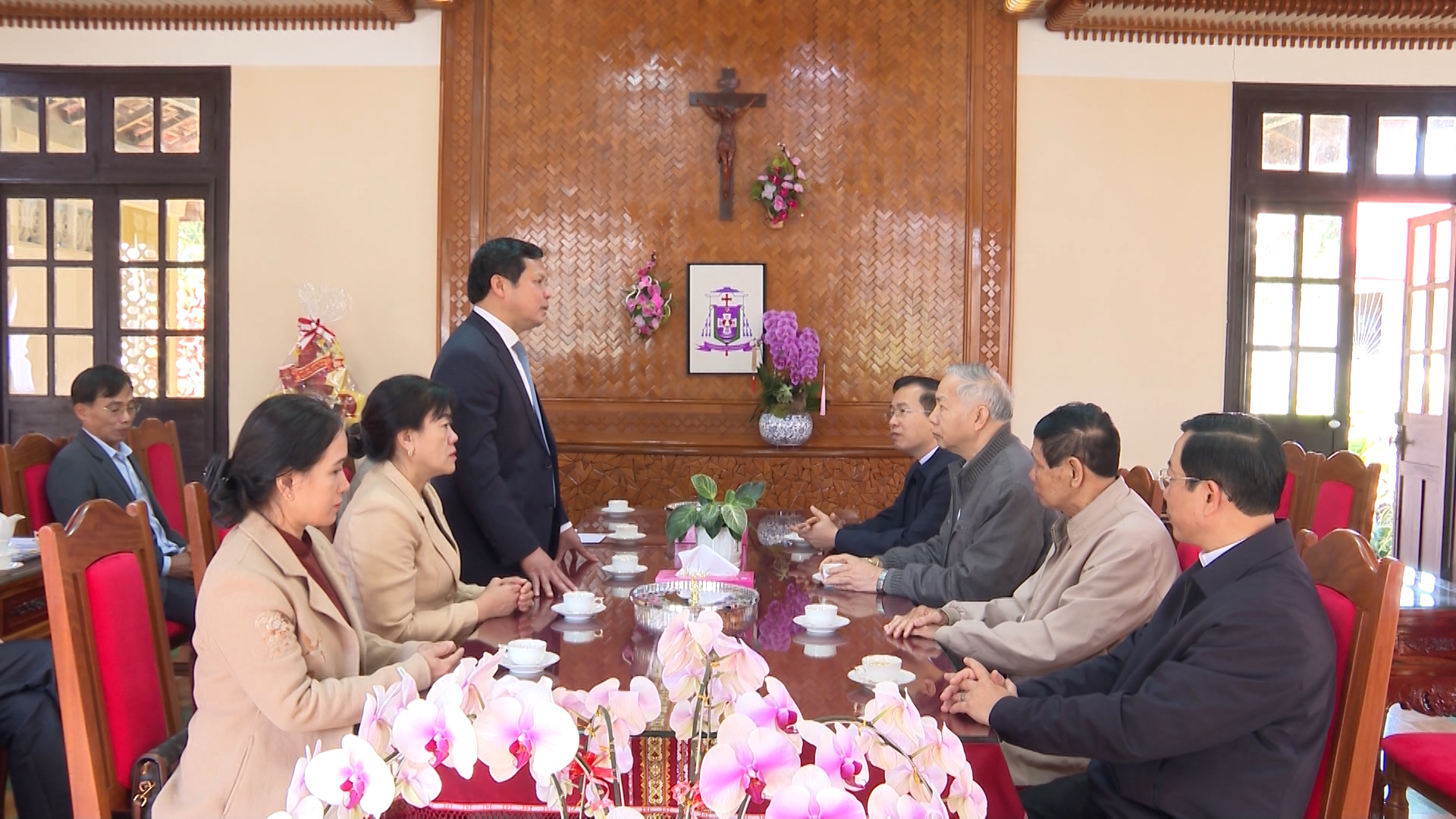 Deputy Secretary of the Provincial Party Committee Nguyen Duc Tuy visited and wished a Happy New Year to religious establishments