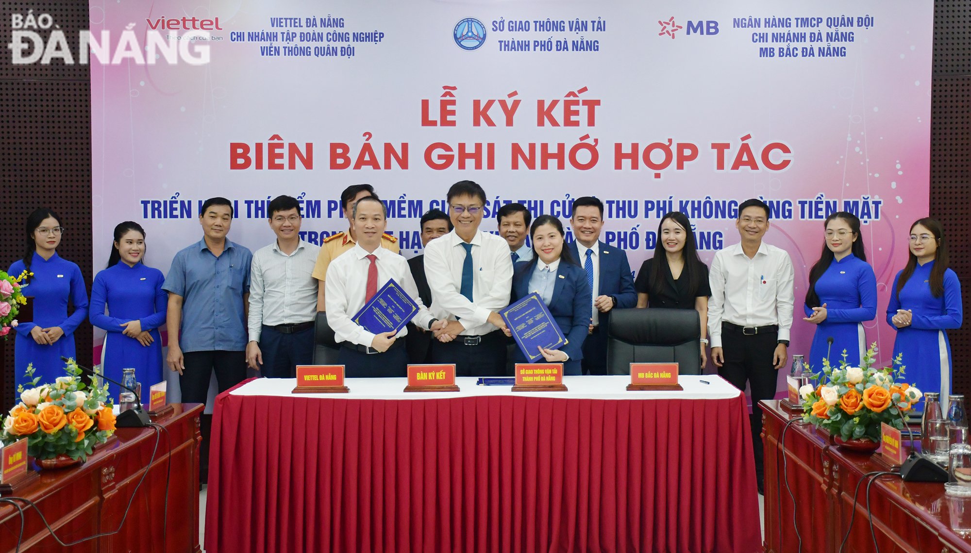 Les dirigeants des trois unités ont échangé les protocoles de signature de coopération. Photo: THANH LAN