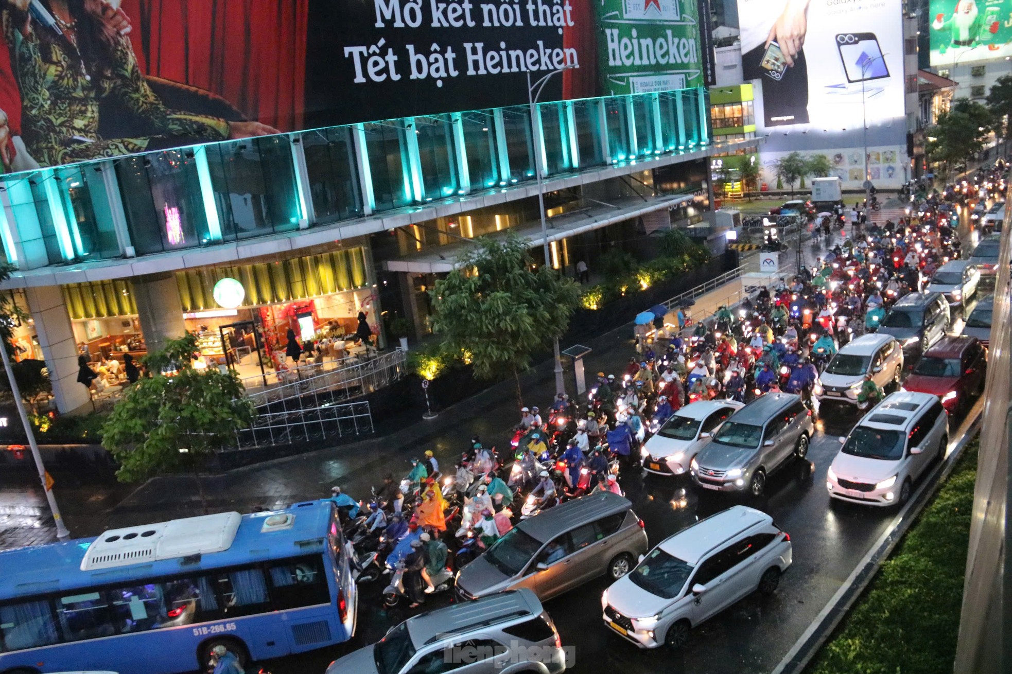 Embouteillages et routes inondées à Ho Chi Minh-Ville après des pluies inhabituelles combinées à une marée haute le 15e jour du 12e mois lunaire, photo 14