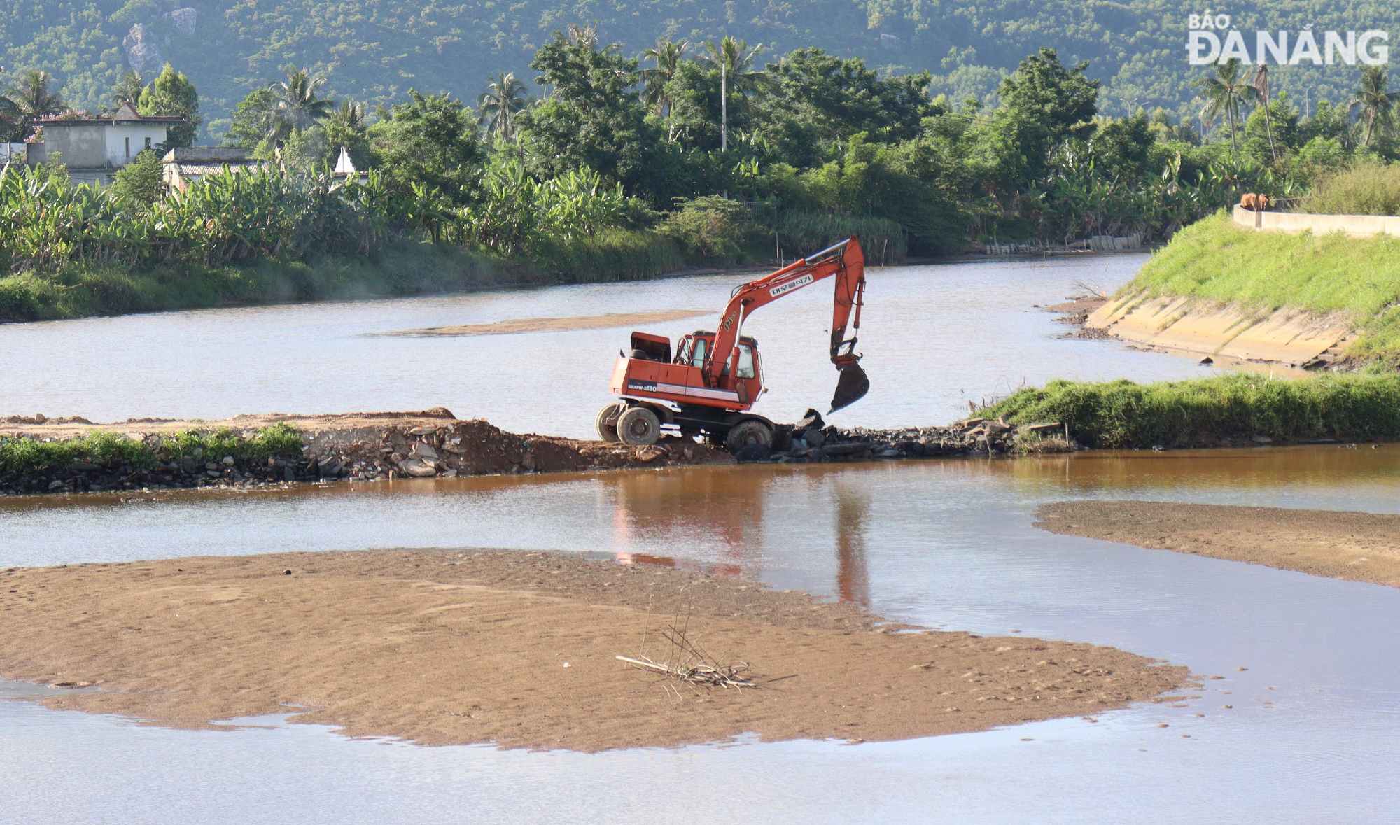 La Da Nang Irrigation Exploitation Company Limited a mobilisé des véhicules mécaniques pour construire un barrage afin d'empêcher l'intrusion d'eau salée et de retenir l'eau douce à l'extrémité du canal de drainage des crues de Hoa Lien (district de Hoa Vang) pour assurer l'approvisionnement en eau d'irrigation pour la récolte de riz d'été-automne. Photo: HOANG HIEP