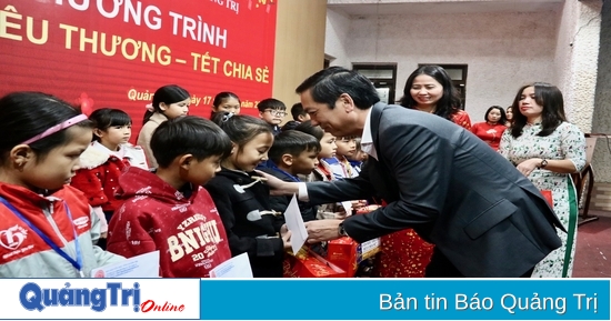 Quang Tri Province Association for Promotion of Education presents 180 Tet gifts to poor and studious students