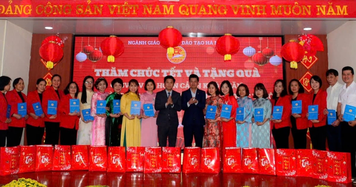 Hanoi gives Tet gifts to 170 teachers in difficult circumstances