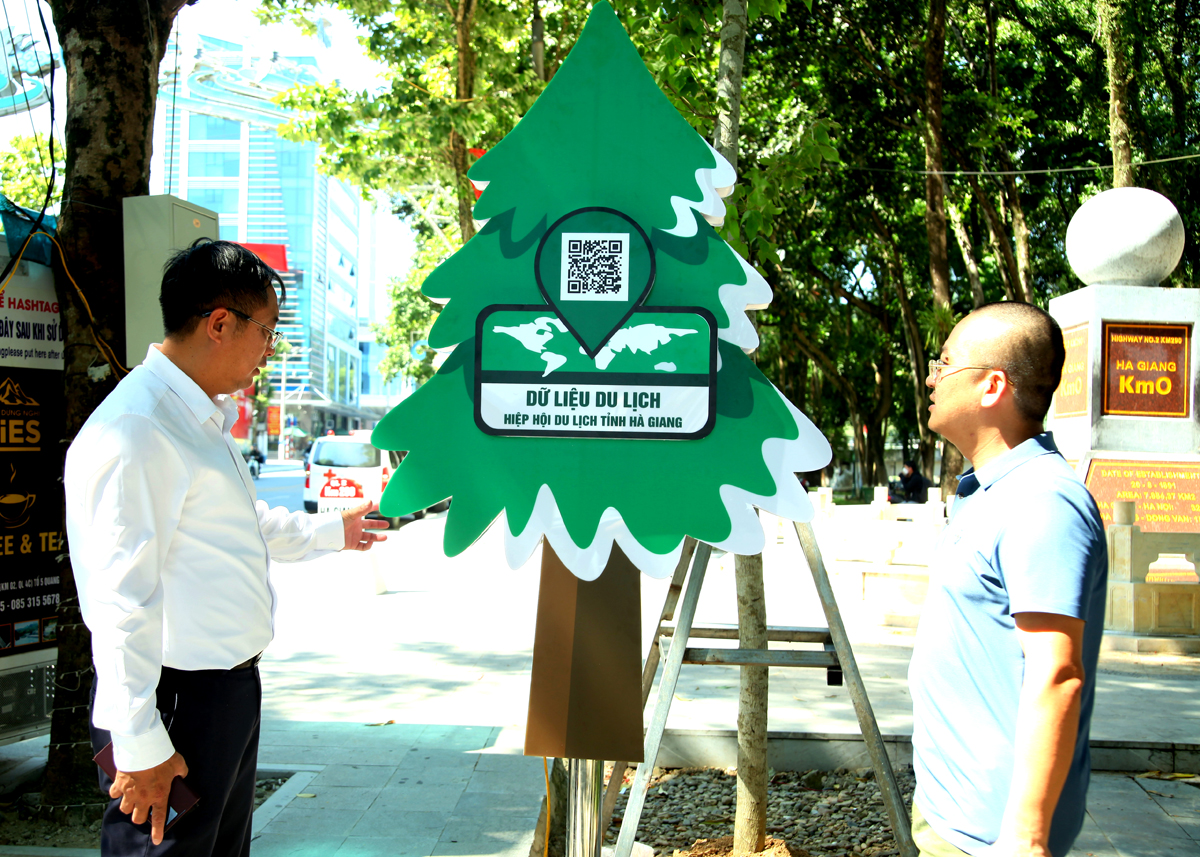 Punto de escaneo de código QR para promoción turística instalado en el área Km0, ciudad de Ha Giang.
