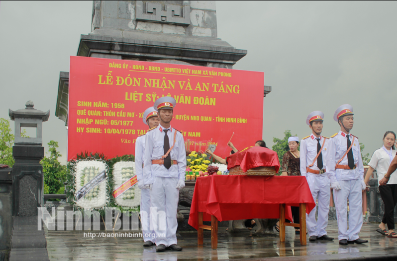 Recepción de los restos del mártir Le Van Doan en su ciudad natal, Van Phong Nho Quan