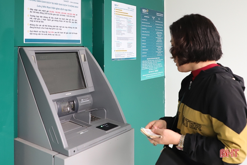 Ngân hàng Hà Tĩnh chủ động tiếp quỹ ATM, phục vụ khách hàng dịp tết