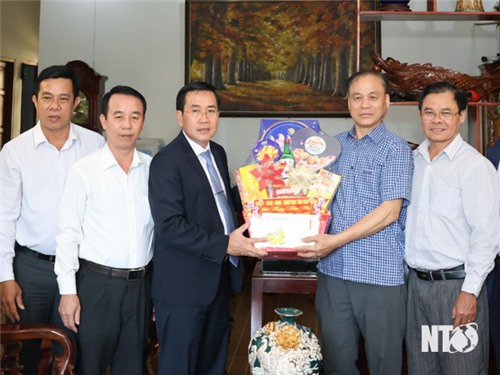 Comrade Pham Van Hau, Standing Deputy Secretary of the Provincial Party Committee, Chairman of the Provincial People's Council visited and wished Happy New Year to outstanding units and individuals.