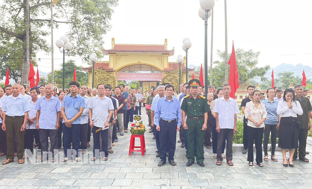 Ceremony to receive the memorial service and bury the remains of martyr Luong Xuan Truong