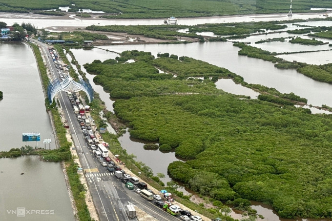 Verkehrsstau am Cai Vieng-Kai auf der Insel Cat Ba am Mittag des 24. Juli. Foto von : Le Tan