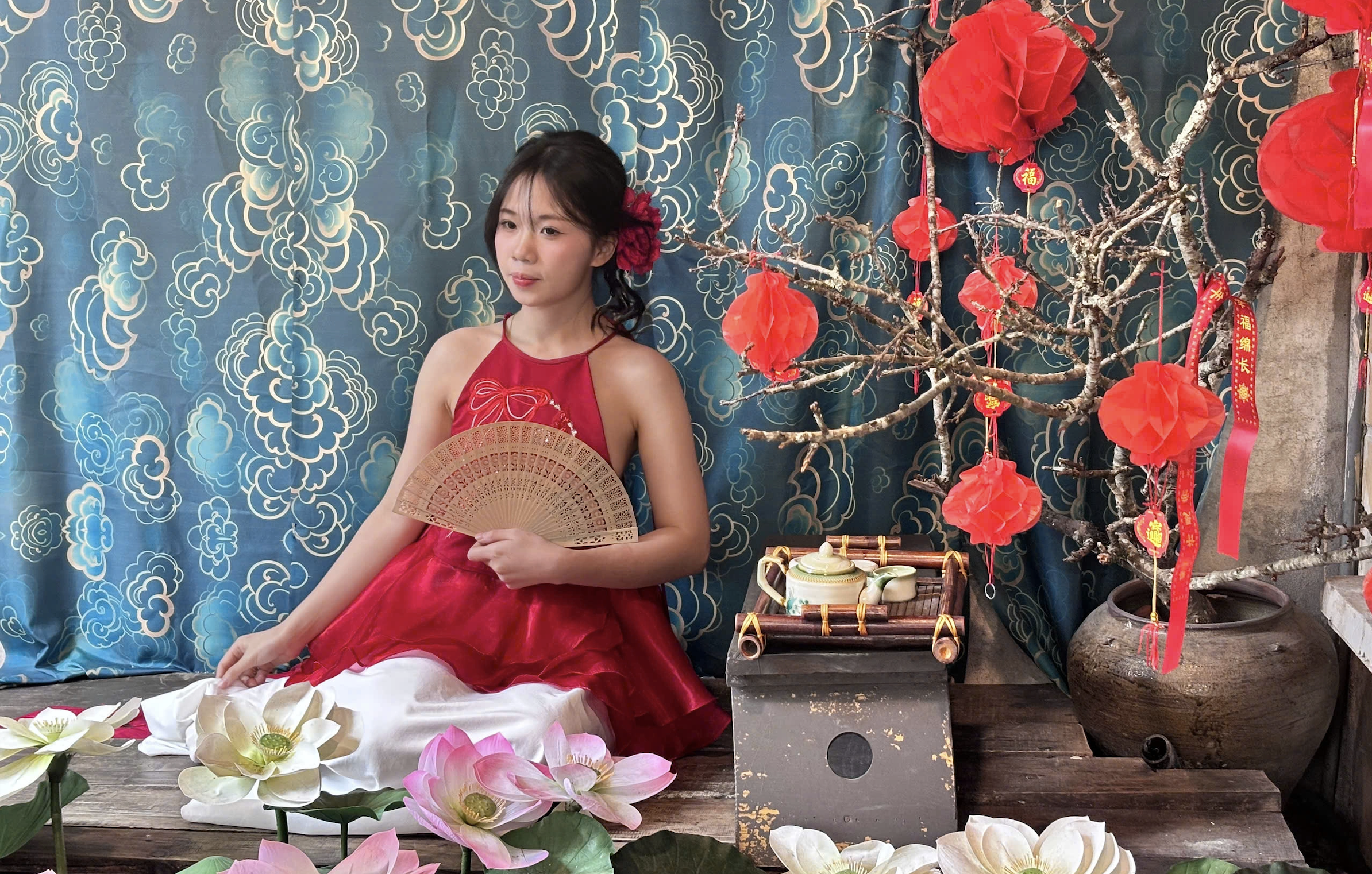 Giới trẻ xếp hàng từ 6h30, chờ 7 tiếng để chụp ảnh ở quán cà phê cổ trang