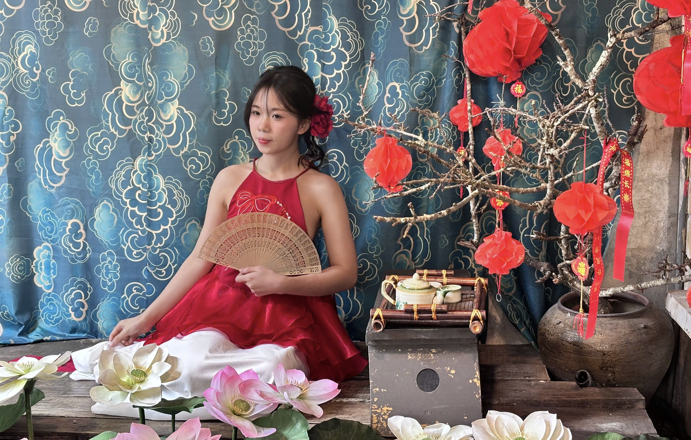 Young people lined up from 6:30 a.m. and waited 7 hours to take photos at an ancient cafe.