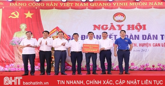 Lãnh đạo Chính phủ dự ngày hội đại đoàn kết, trao tặng nhà cho người dân Can Lộc