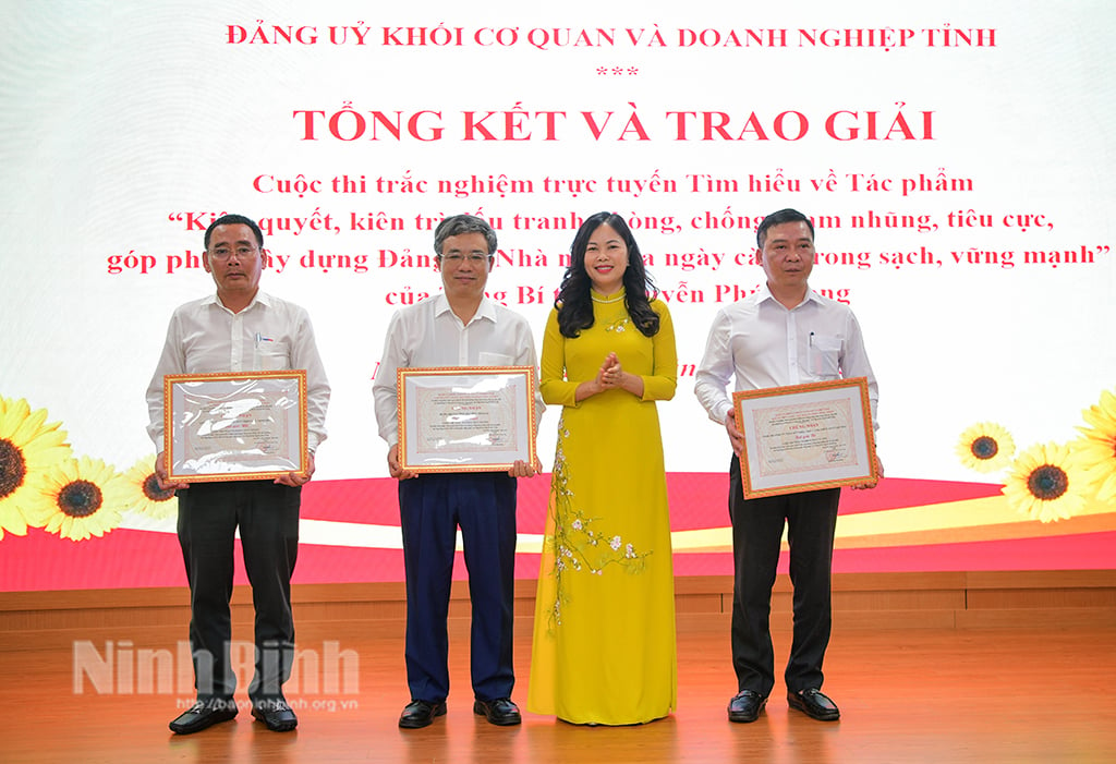 Đảng ủy Khối Cơ quan và Doanh nghiệp tỉnh Trao giải Cuộc thi trắc nghiệm trực tuyến Tìm hiểu về tác phẩm của Tổng Bí thư Nguyễn Phú Trọng