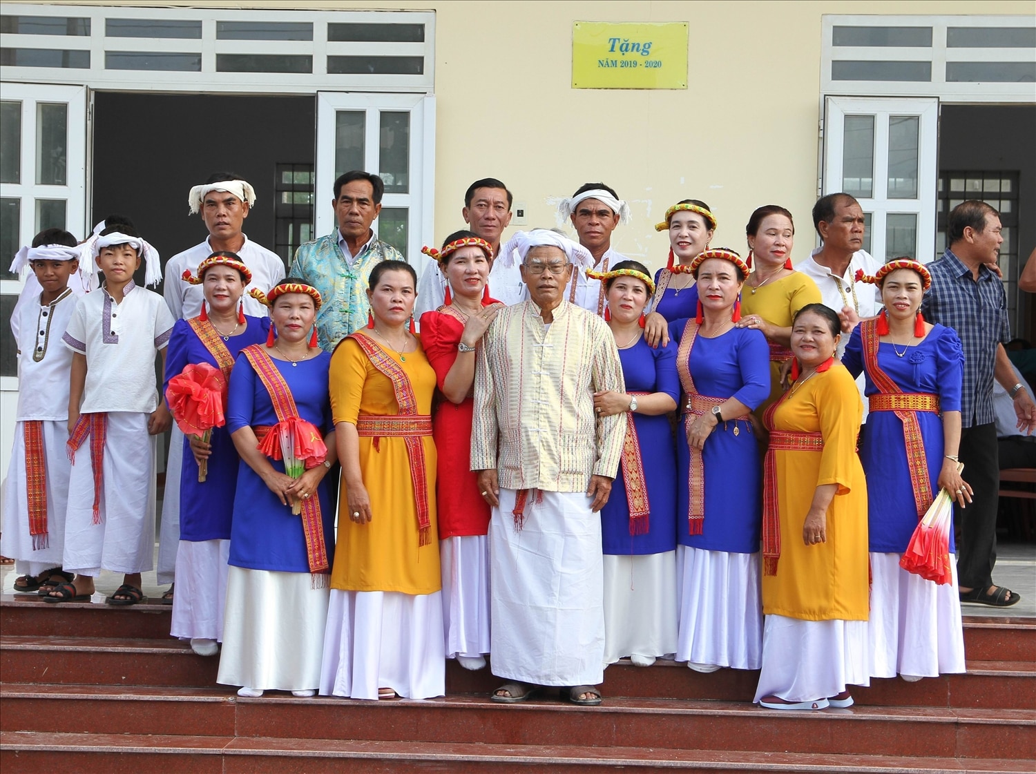 Nghệ nhân Ưu tú Phú Bình Đồn luôn đồng hành, tận tâm truyền dạy biểu diễn nhạc cụ Chăm và đạo diễn múa các chương trình văn nghệ xã Phước Ninh. 