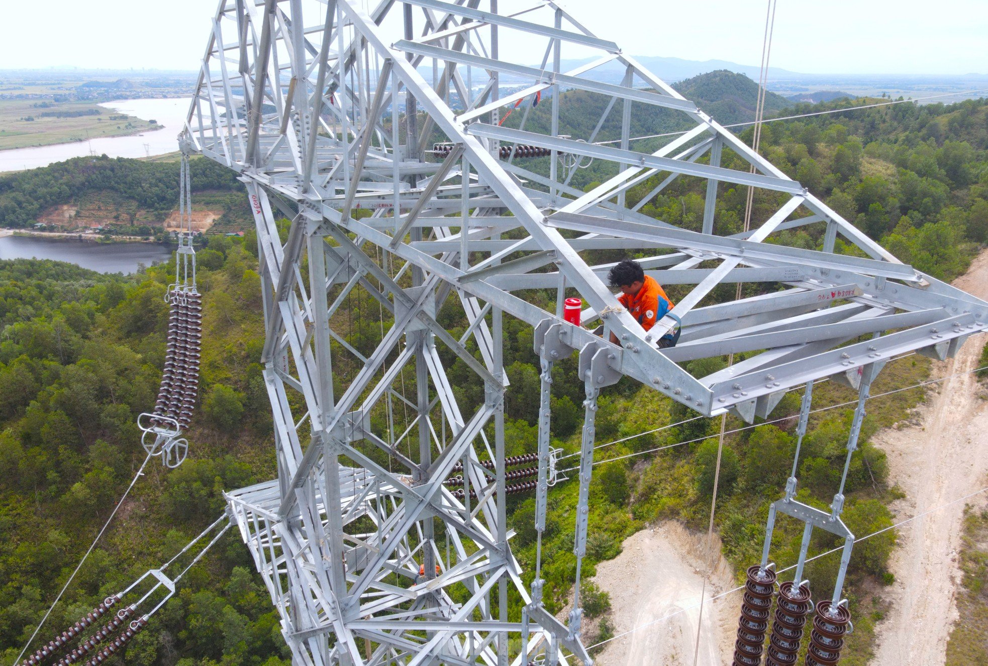 Los últimos días en el sitio de construcción de la línea de 500kV circuito 3 en Nghe An foto 10