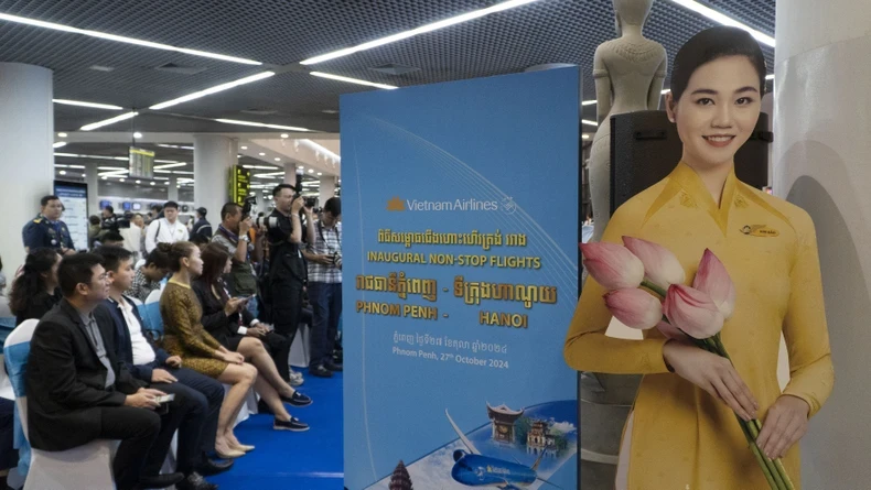 La cérémonie d'ouverture d'une nouvelle ligne de vol organisée par Vietnam Airlines a attiré l'attention de nombreux clients (Photo : Nguyen Hiep)